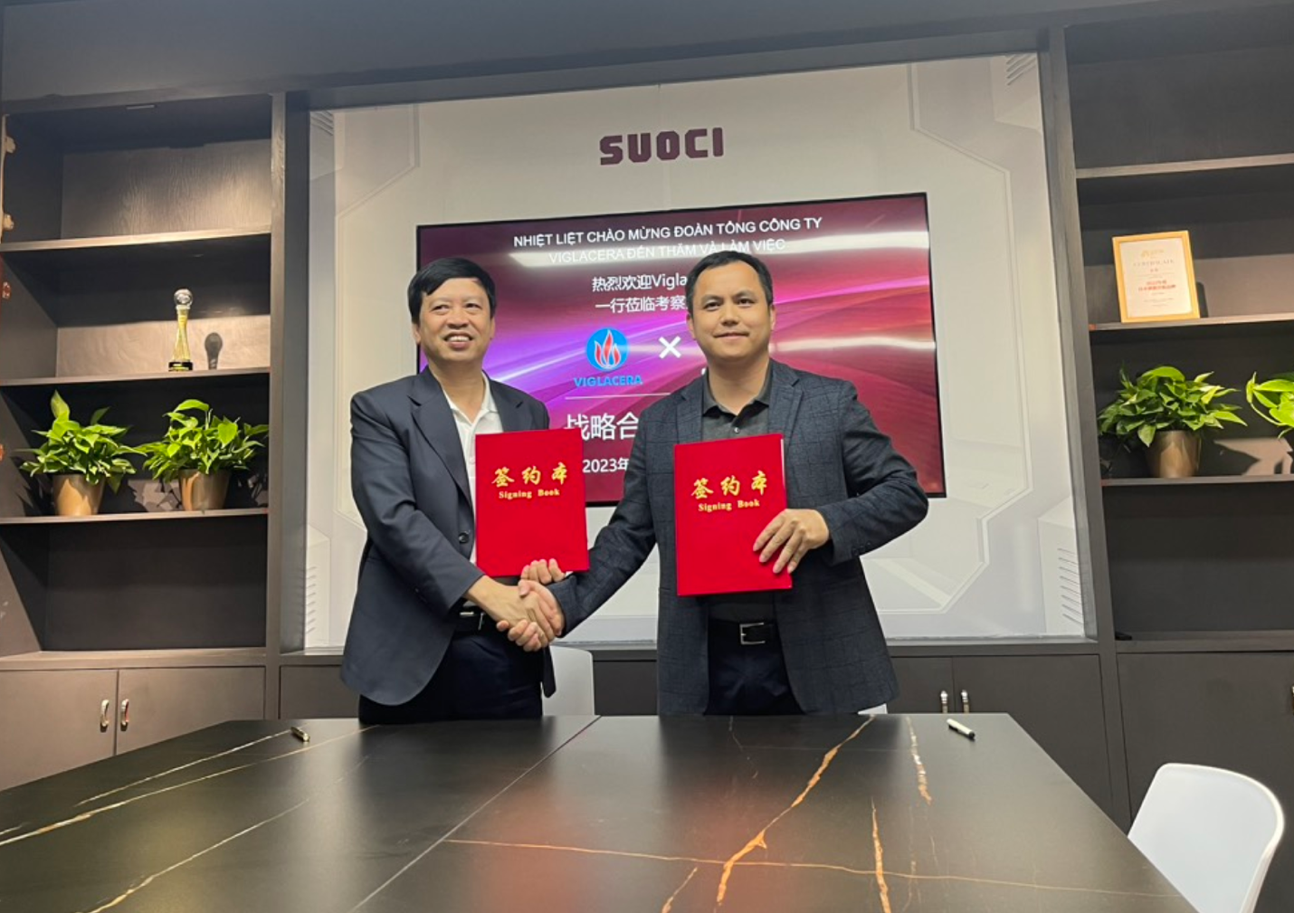 Công ty CP Kinh doanh Gạch ốp lát Viglacera ký Hợp đồng đào tạo kỹ thuật tấm lớn với Công ty nội thất Suoci Phật Sơn Trung Quốc